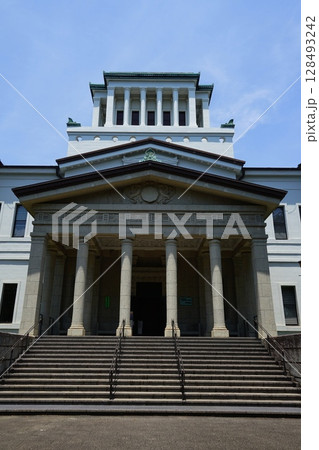 正面から見た、ギリシャ風建築の大倉山記念館　6月横浜744大倉山記念館 128493242