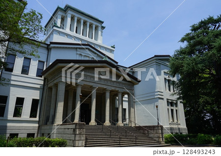 斜めから見た、ギリシャ風建築の大倉山記念館　6月横浜745大倉山記念館 128493243