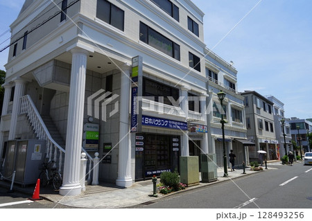 ギリシャ風建築の商店街　月横浜755大倉山エルム通り・ギリシャ風建築商店街 128493256