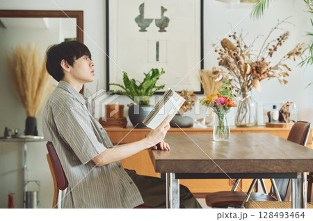 リビングで読書する男性 128493464