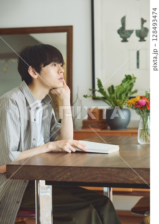 リビングで読書する男性 128493474