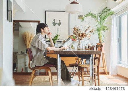 リビングで読書する男性 リビングで読書する男性 128493478