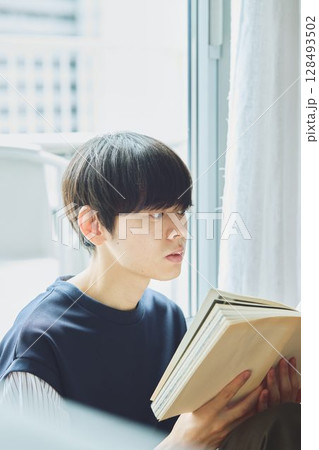 窓辺で読書する男性 128493502