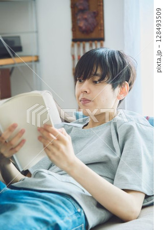 ソファで読書する男性 128493509