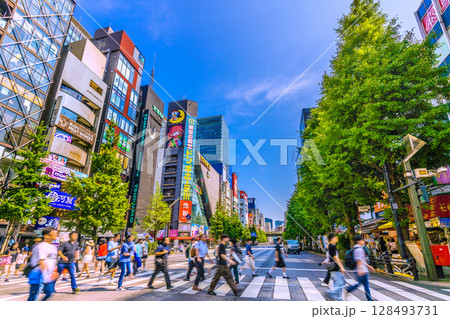 日本の東京都市景観7月3日。インバウンド続く…外国人観光客らで賑わう秋葉原 128493731