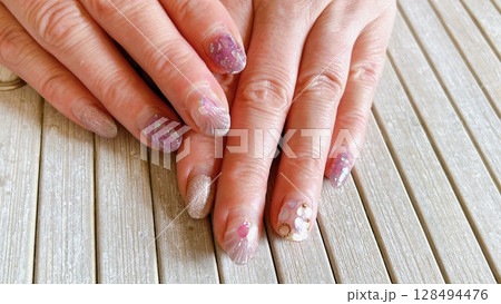 大人可愛い夏のホワイトラメのシェルネイル 128494476