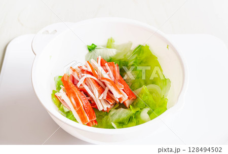 塩もみしたレタスとカニカマ 塩もみしたレタスとカニカマ 128494502