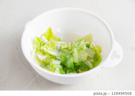 塩もみしたレタス 塩もみしたレタス 128494508