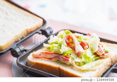 カニカマサラダでホットサンド作り 128494509