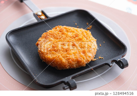 温め直す前の総菜のメンチカツ 温め直す前の総菜のメンチカツ 128494516
