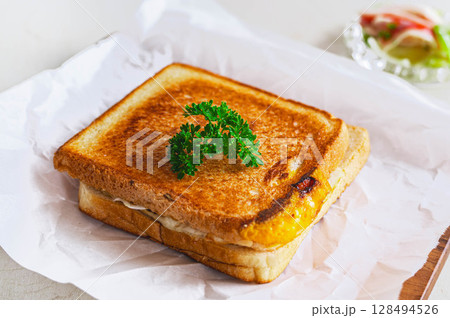 こんがり焼けたホットサンド 128494526