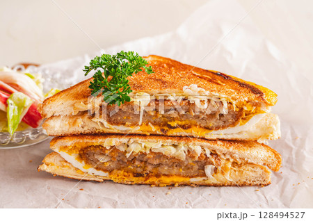 こんがり焼けたホットサンド 128494527