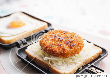 メンチカツホットサンド作り メンチカツホットサンド作り 128494531