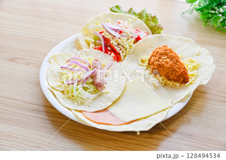 ラップサンド作り 128494534