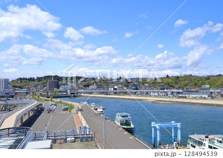 宮城県・塩釜市・マリンゲート塩釜から眺める塩釜港 宮城県・塩釜市・マリンゲート塩釜から眺める塩釜港 128494539