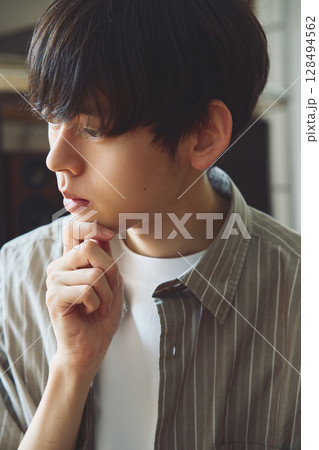 部屋で思案する男性 部屋で思案する男性 128494562