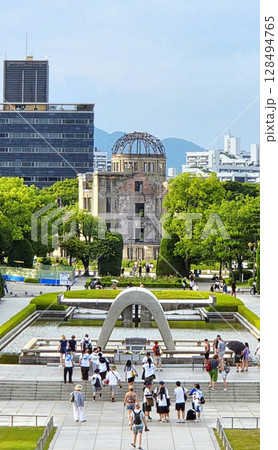 夏の広島、原爆ドームと平和記念公園を訪れる人々 128494765