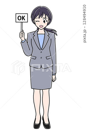 OKの札を持つスーツのOLさん OKの札を持つスーツのOLさん 128494910