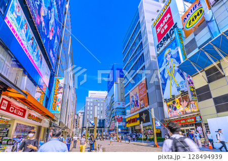 日本の東京都市景観7月3日。インバウンド続く…外国人観光客らで賑わう秋葉原や再開発などを望む 128494939