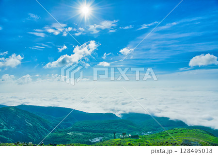 栃木県那須郡那須栃町 茶臼岳から見る雲海と那須ロープウェイ 栃木県那須郡那須栃町 茶臼岳から見る雲海と那須ロープウェイ 128495018