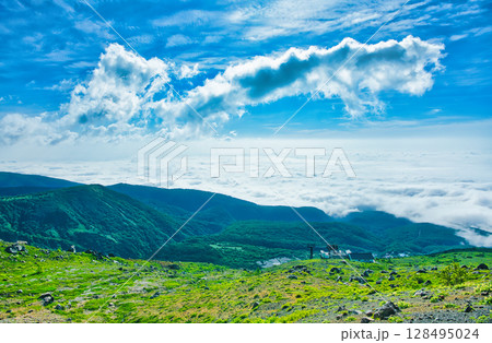 栃木県那須郡那須栃町 茶臼岳から見る雲海と那須ロープウェイ 栃木県那須郡那須栃町 茶臼岳から見る雲海と那須ロープウェイ 128495024