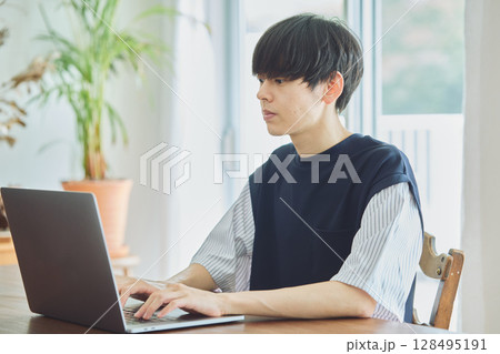 ダイニングでパソコンをする男性 128495191
