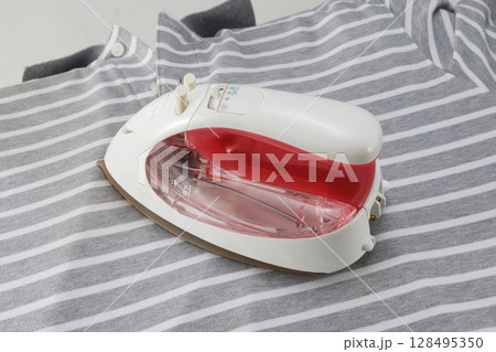 アイロン掛け 128495350