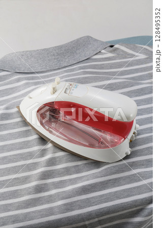 アイロン掛け アイロン掛け 128495352