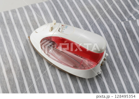 アイロン掛け 128495354