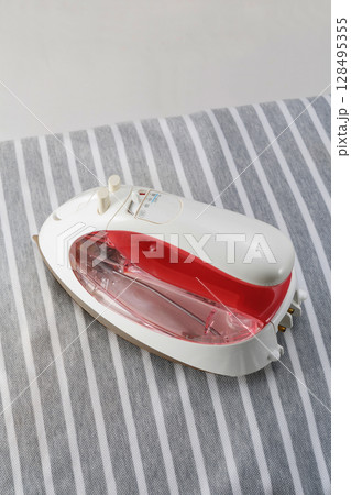 アイロン掛け 128495355