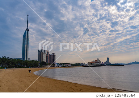 （福岡県）シーサイドももち海浜公園から見る福岡タワー 128495364