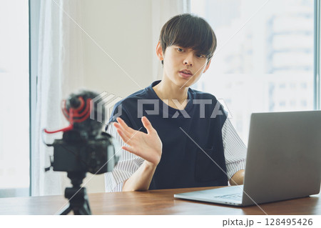 動画撮影をする若い男性 動画撮影をする若い男性 128495426