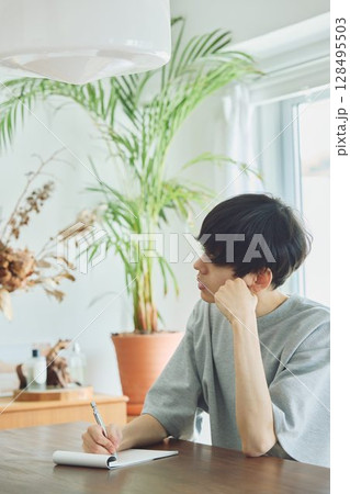 ダイニングでメモをする男性 ダイニングでメモをする男性 128495503