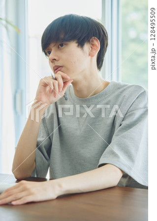 ダイニングでメモをする男性 128495509