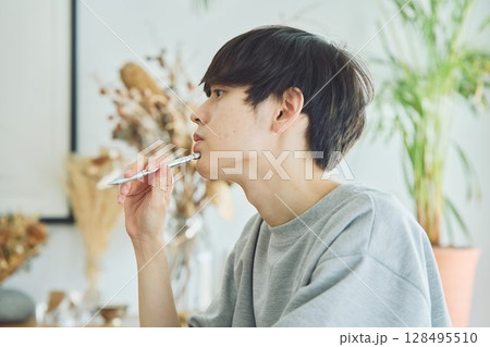 ダイニングでメモをする男性 128495510