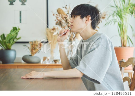 ダイニングでメモをする男性 128495511