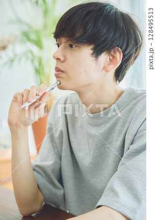 ダイニングでメモをする男性 128495513