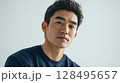 自信に満ちた表情でこちらを見つめるハンサムな男性 | クールな雰囲気 128495657