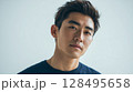 自信に満ちた表情でこちらを見つめるハンサムな男性 | クールな雰囲気 128495658