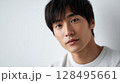 静かな雰囲気をまとう思慮深げな若い男性 | ナチュラル光 128495661