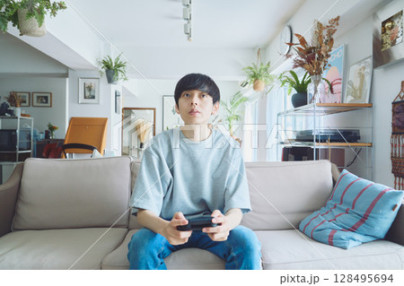 リビングでゲームをする男性 128495694
