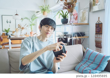 リビングでゲームをする男性 128495695