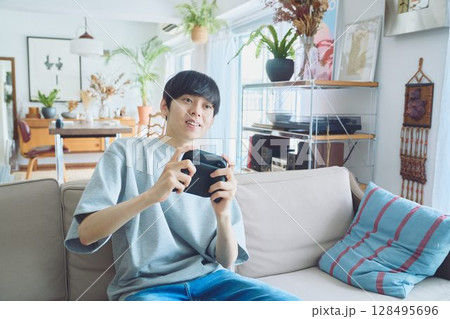 リビングでゲームをする男性 リビングでゲームをする男性 128495696