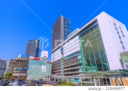 日本の横浜都市景観 7月9日。横浜駅やタワーマンションなどを望む 日本の横浜都市景観 7月9日。横浜駅やタワーマンションなどを望む 128496077