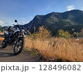 ツーリング途中のススキのある風景 128496082