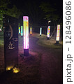 夜の公園に灯る街灯 128496086