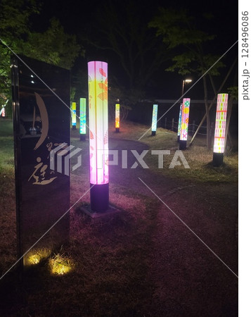 夜の公園に灯る街灯 128496086