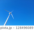 青空に映える風力発電機 128496089
