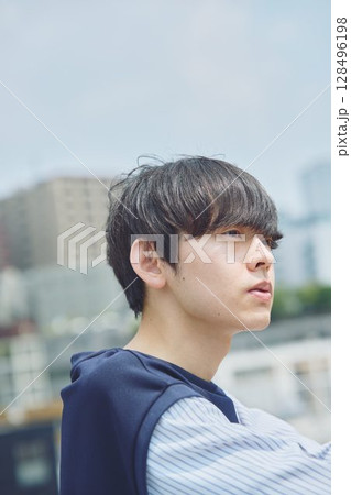 マンションのベランダに立つ男性 128496198