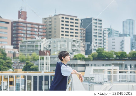 マンションのベランダに立つ男性 128496202